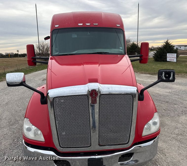 image for item ET4024 2019 Kenworth T680 semi truck