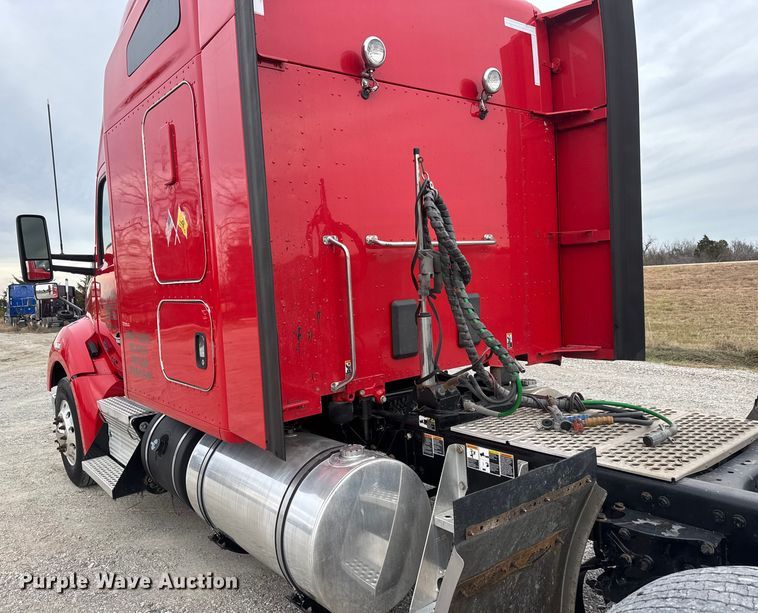 image for item ET4024 2019 Kenworth T680 semi truck