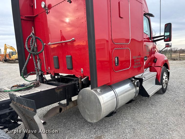 image for item ET4024 2019 Kenworth T680 semi truck