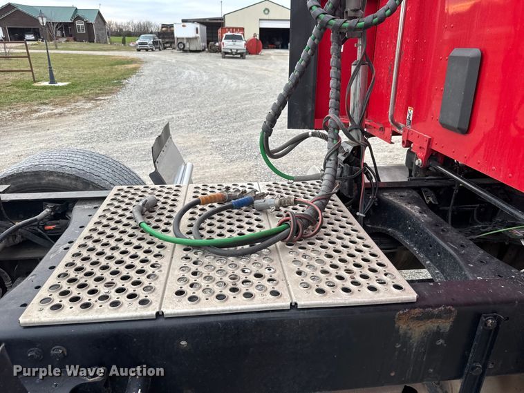 image for item ET4024 2019 Kenworth T680 semi truck