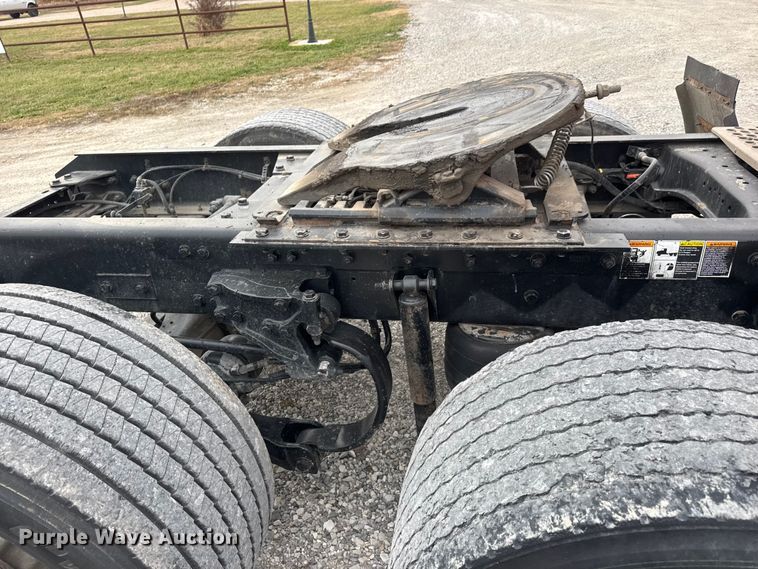 image for item ET4024 2019 Kenworth T680 semi truck