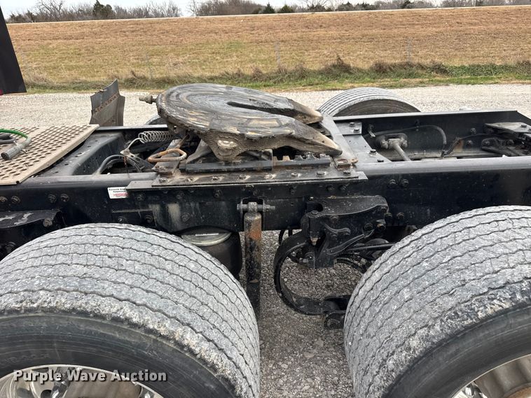 image for item ET4024 2019 Kenworth T680 semi truck