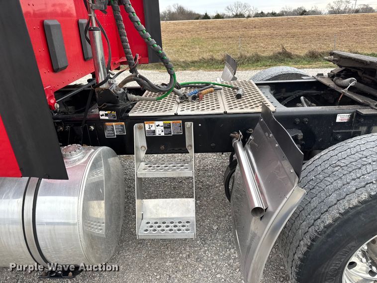 image for item ET4024 2019 Kenworth T680 semi truck