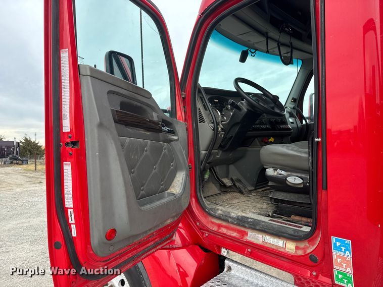 image for item ET4024 2019 Kenworth T680 semi truck