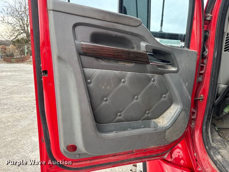 image for item ET4024 2019 Kenworth T680 semi truck