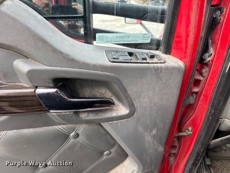 image for item ET4024 2019 Kenworth T680 semi truck