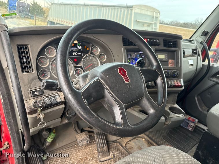 image for item ET4024 2019 Kenworth T680 semi truck