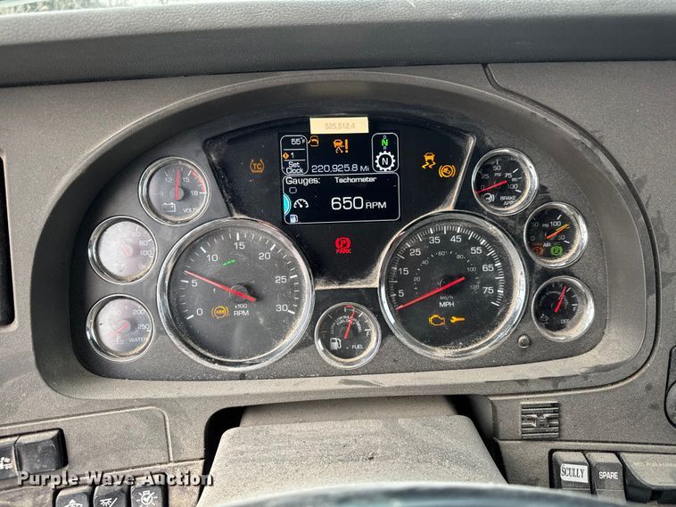 image for item ET4024 2019 Kenworth T680 semi truck