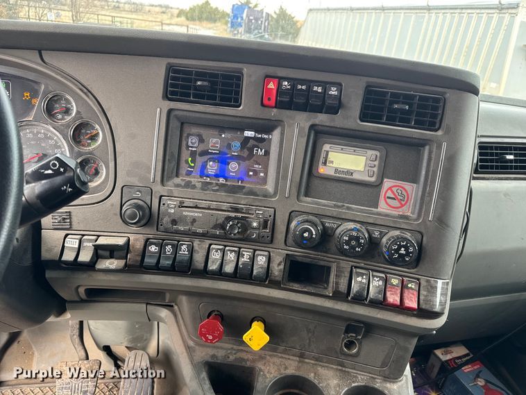 image for item ET4024 2019 Kenworth T680 semi truck