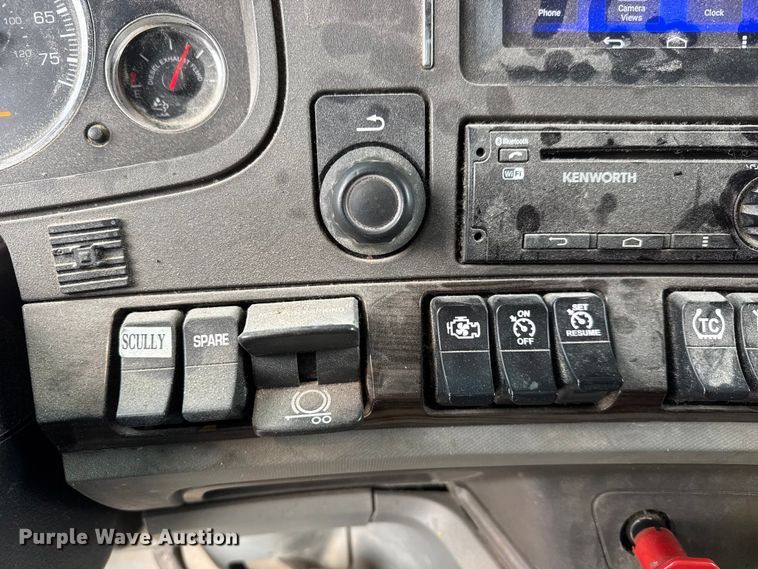 image for item ET4024 2019 Kenworth T680 semi truck