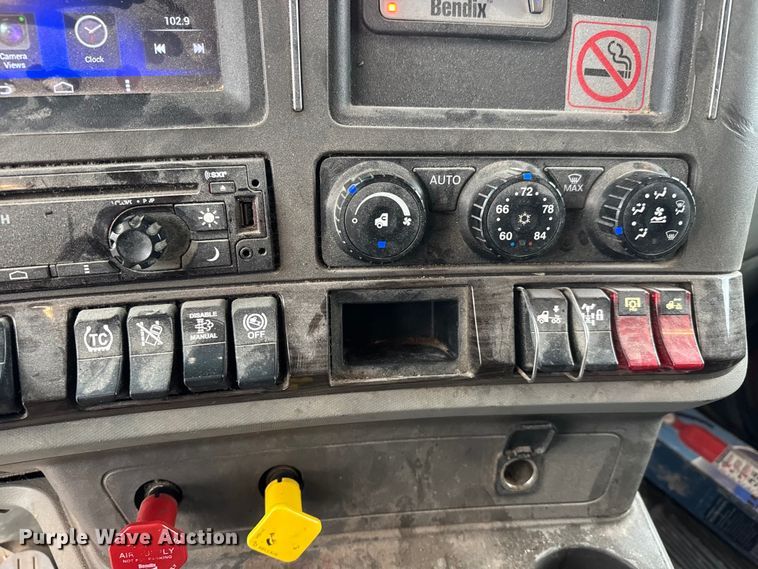 image for item ET4024 2019 Kenworth T680 semi truck