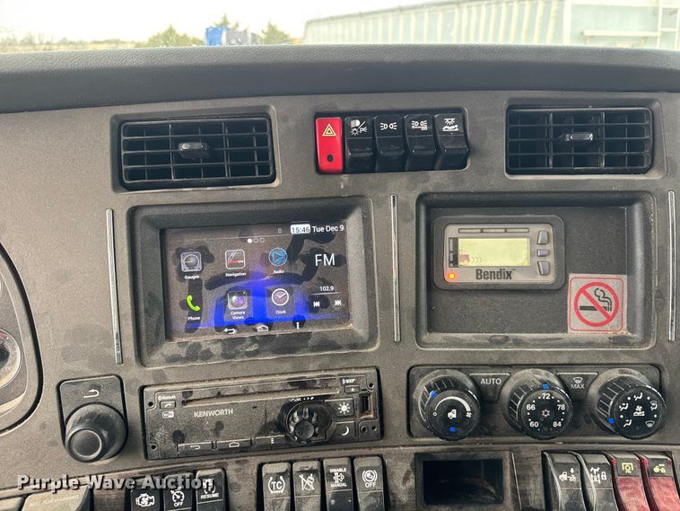 image for item ET4024 2019 Kenworth T680 semi truck