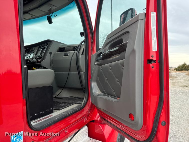 image for item ET4024 2019 Kenworth T680 semi truck