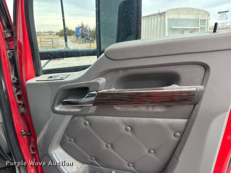 image for item ET4024 2019 Kenworth T680 semi truck