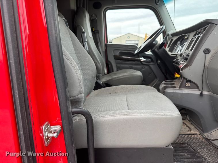 image for item ET4024 2019 Kenworth T680 semi truck