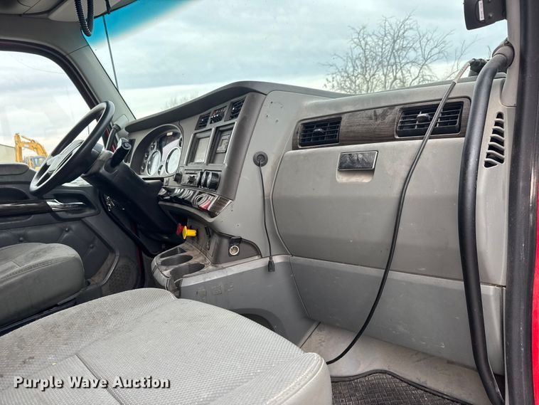 image for item ET4024 2019 Kenworth T680 semi truck