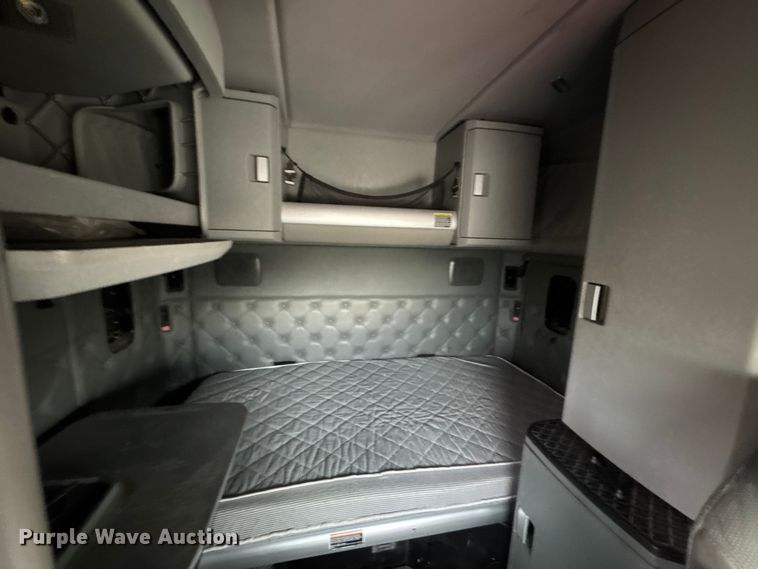 image for item ET4024 2019 Kenworth T680 semi truck