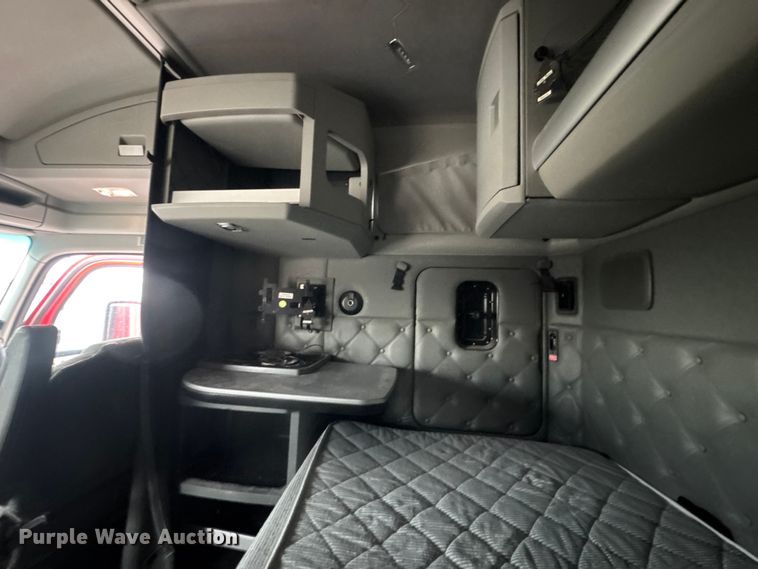 image for item ET4024 2019 Kenworth T680 semi truck