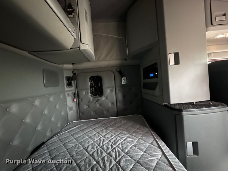 image for item ET4024 2019 Kenworth T680 semi truck