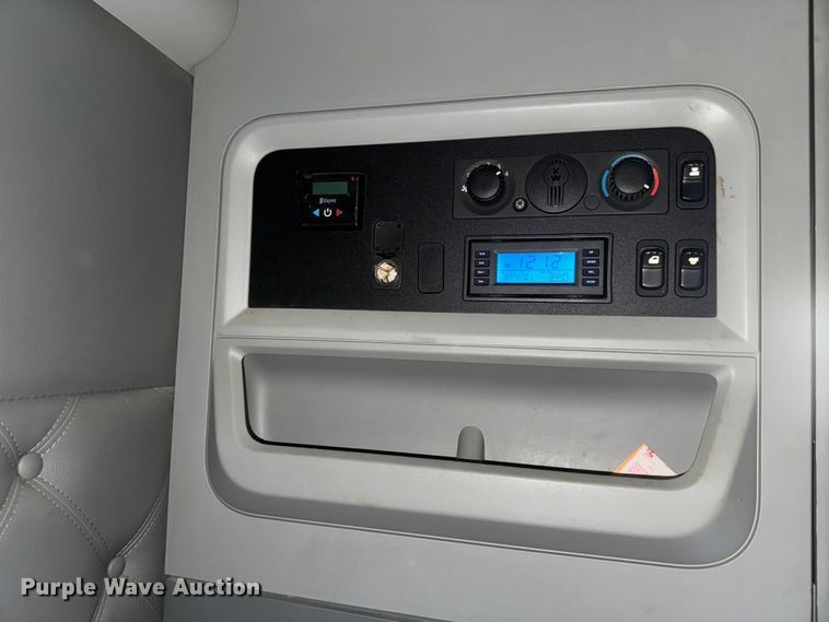 image for item ET4024 2019 Kenworth T680 semi truck