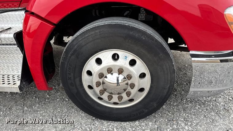 image for item ET4024 2019 Kenworth T680 semi truck