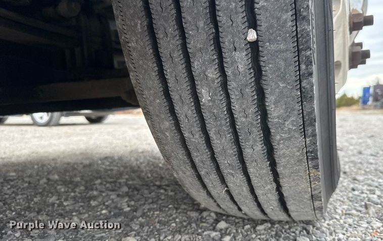 image for item ET4024 2019 Kenworth T680 semi truck