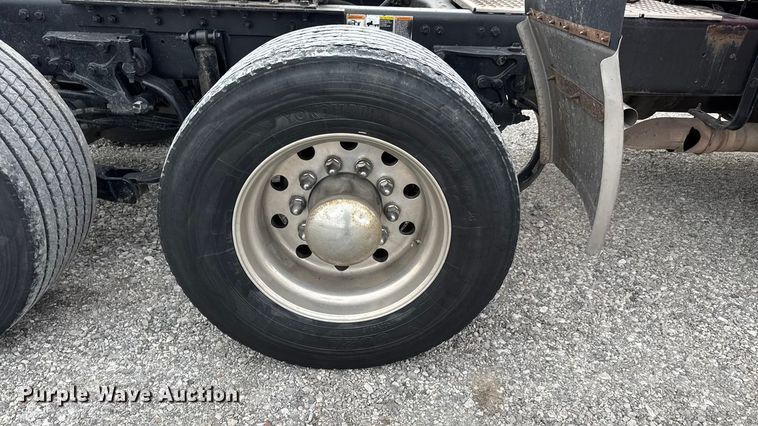 image for item ET4024 2019 Kenworth T680 semi truck