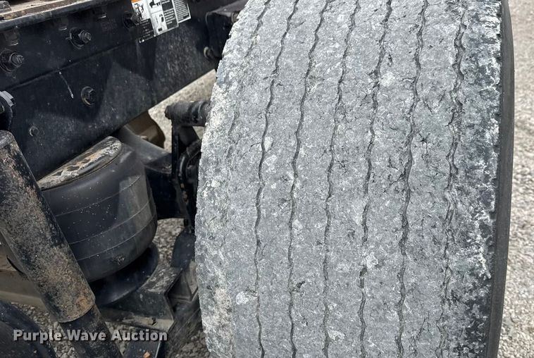 image for item ET4024 2019 Kenworth T680 semi truck