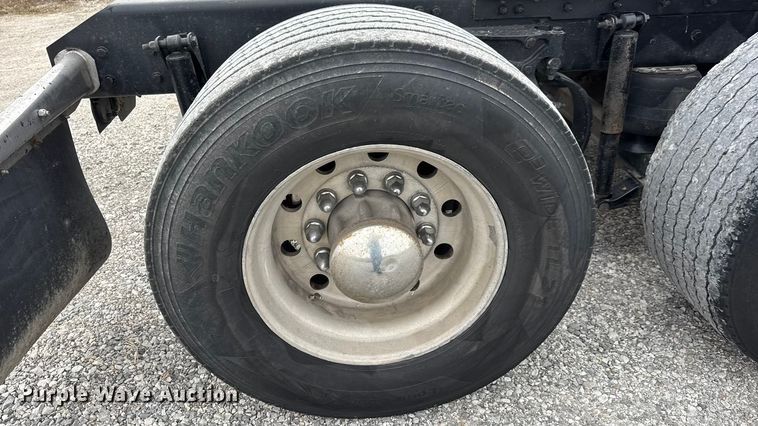 image for item ET4024 2019 Kenworth T680 semi truck