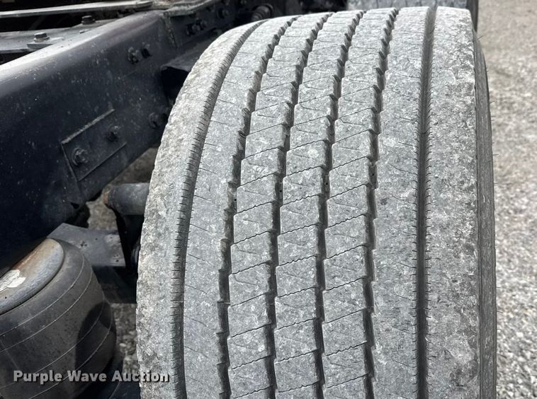 image for item ET4024 2019 Kenworth T680 semi truck