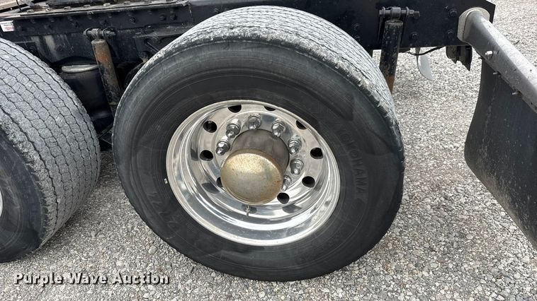 image for item ET4024 2019 Kenworth T680 semi truck