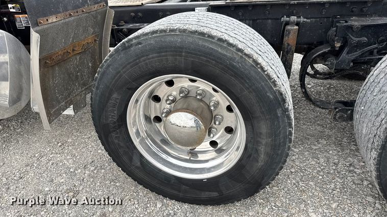 image for item ET4024 2019 Kenworth T680 semi truck