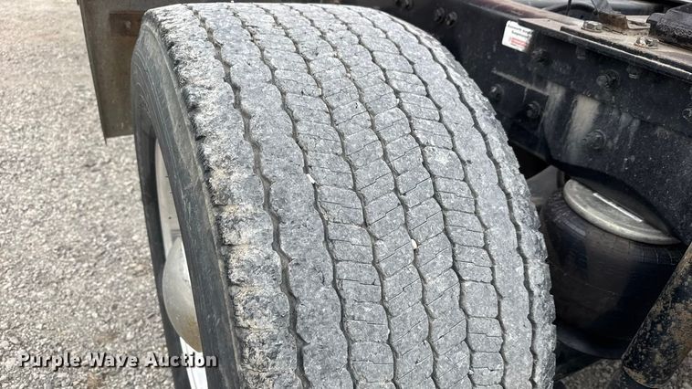 image for item ET4024 2019 Kenworth T680 semi truck