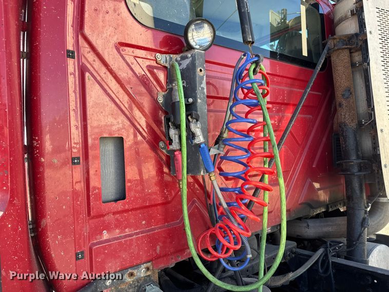 image for item ET4038 2009 International Prostar  semi truck