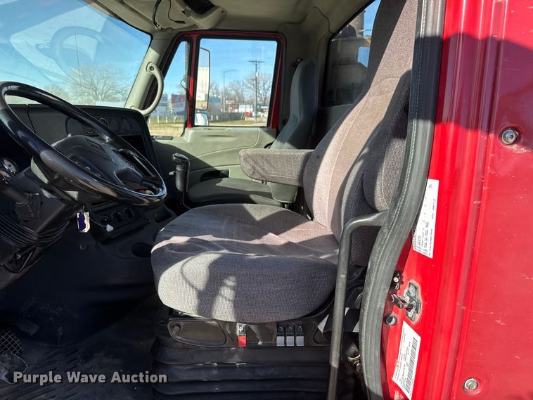 image for item ET4038 2009 International Prostar  semi truck