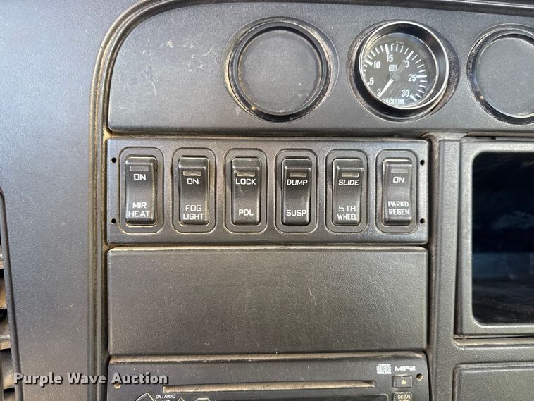 image for item ET4038 2009 International Prostar  semi truck