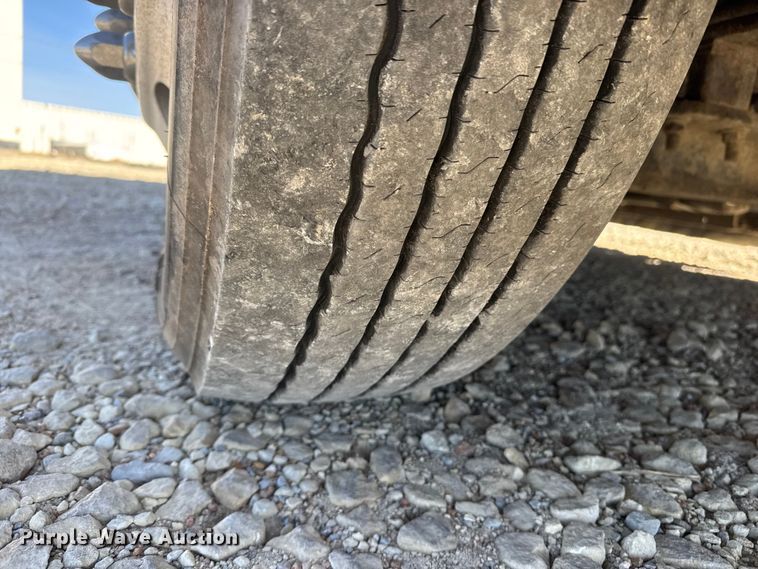 image for item ET4038 2009 International Prostar  semi truck