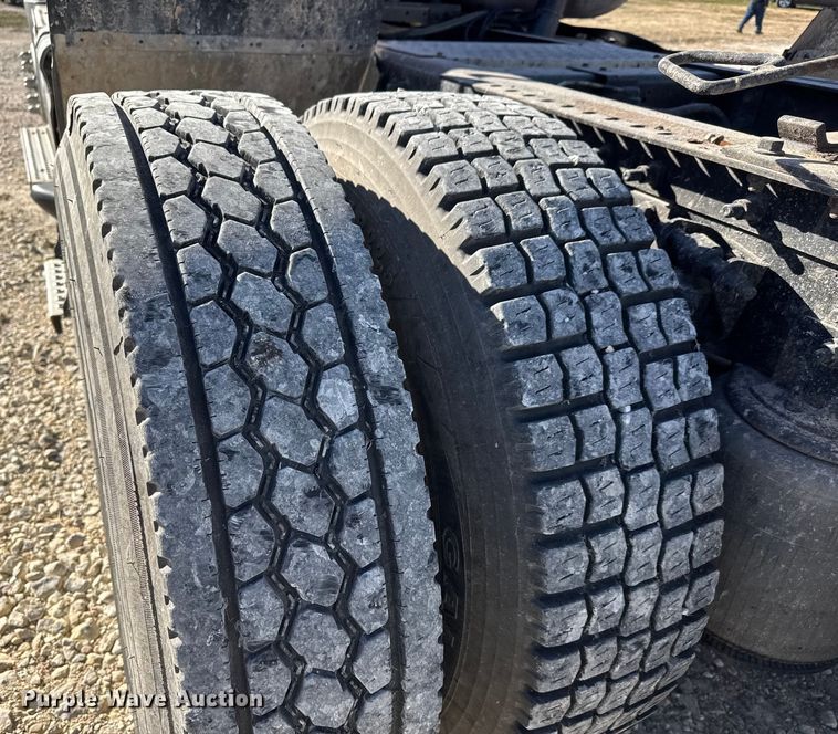 image for item ET4038 2009 International Prostar  semi truck