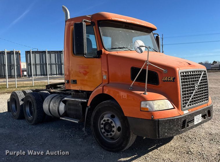 image for item ET4039 2008 Volvo Truck VNM semi truck