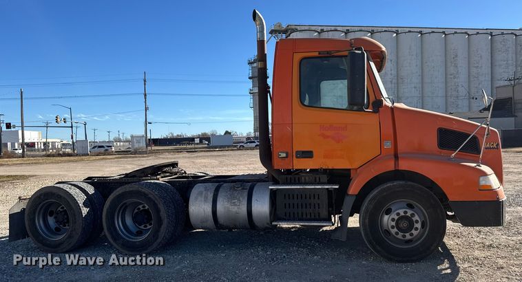 image for item ET4039 2008 Volvo Truck VNM semi truck