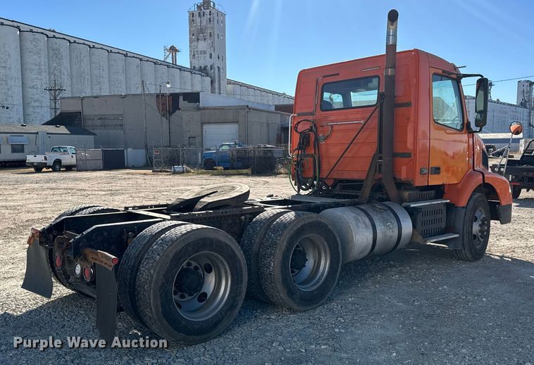 image for item ET4039 2008 Volvo Truck VNM semi truck