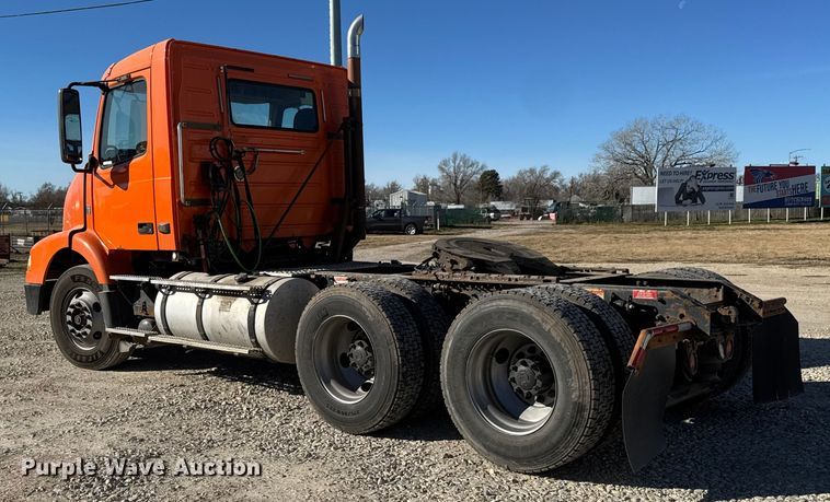 image for item ET4039 2008 Volvo Truck VNM semi truck