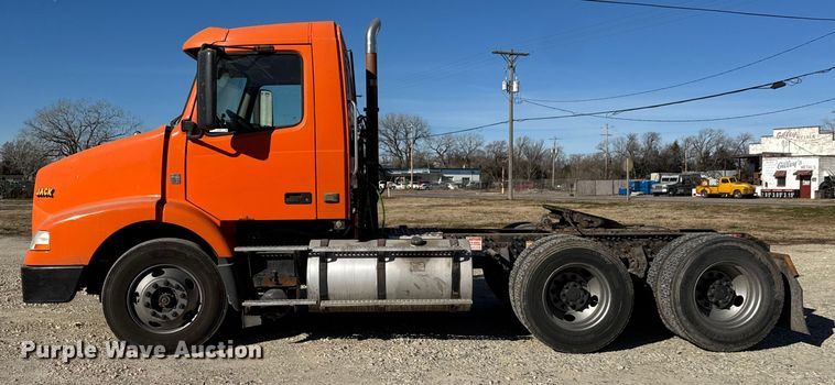 image for item ET4039 2008 Volvo Truck VNM semi truck