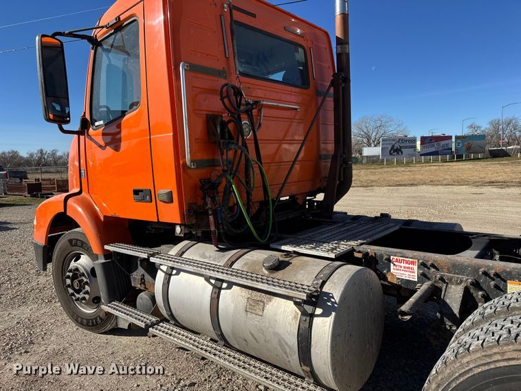 image for item ET4039 2008 Volvo Truck VNM semi truck