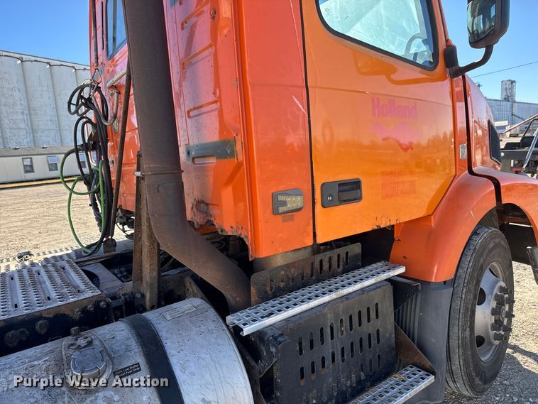 image for item ET4039 2008 Volvo Truck VNM semi truck