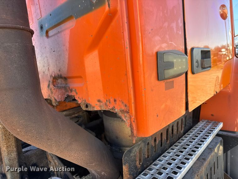 image for item ET4039 2008 Volvo Truck VNM semi truck