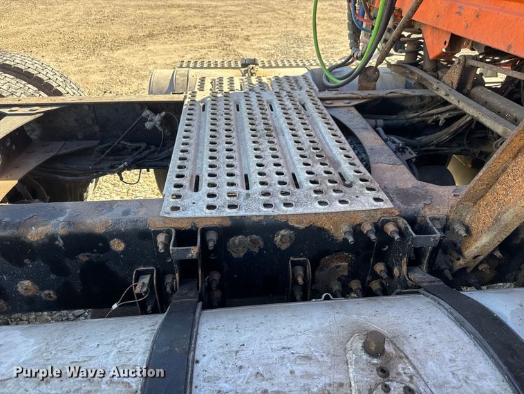 image for item ET4039 2008 Volvo Truck VNM semi truck