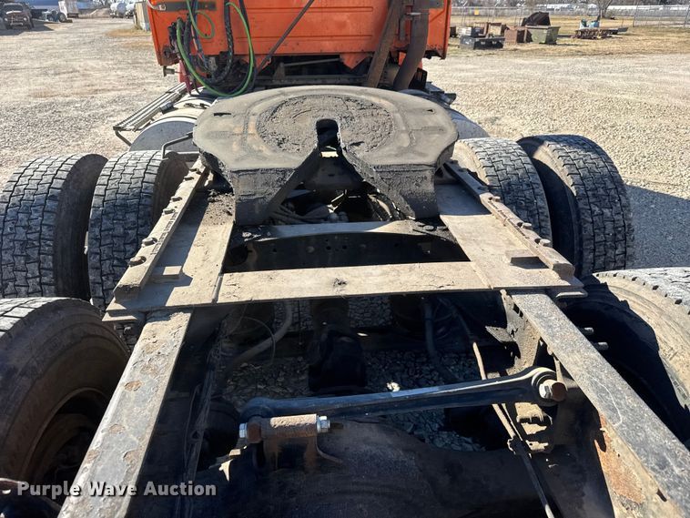 image for item ET4039 2008 Volvo Truck VNM semi truck