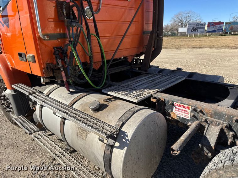 image for item ET4039 2008 Volvo Truck VNM semi truck