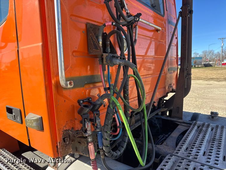 image for item ET4039 2008 Volvo Truck VNM semi truck